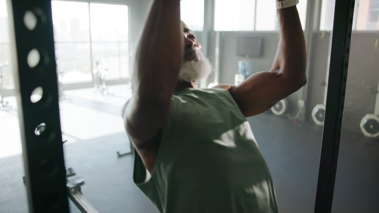 hombre haciendo pull-ups en el gimnasio