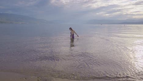 Joven-Atractiva-Jugando-En-Un-Lago-De-Montaña