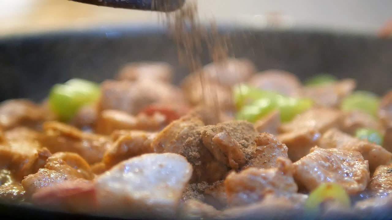 pollo y verduras fritos