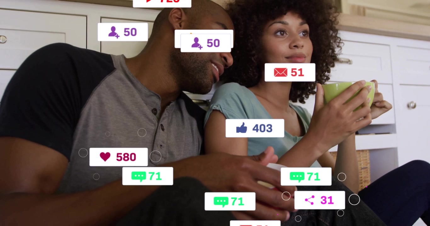 Par udveksler blikke, holder krus i køkkenet, viser stigende notifikationer fra sociale medier