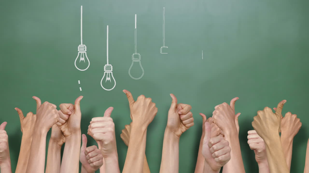 많은 엄지손가락을 올린 전구