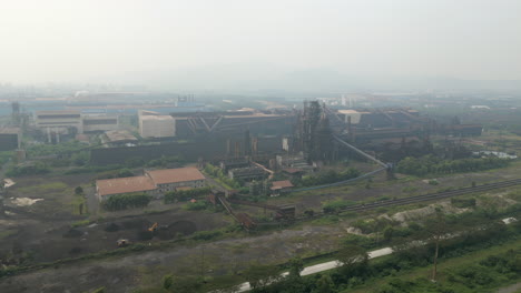 contaminación del aire y planta de gas abandonada en cilegon indonesia aumento de drones