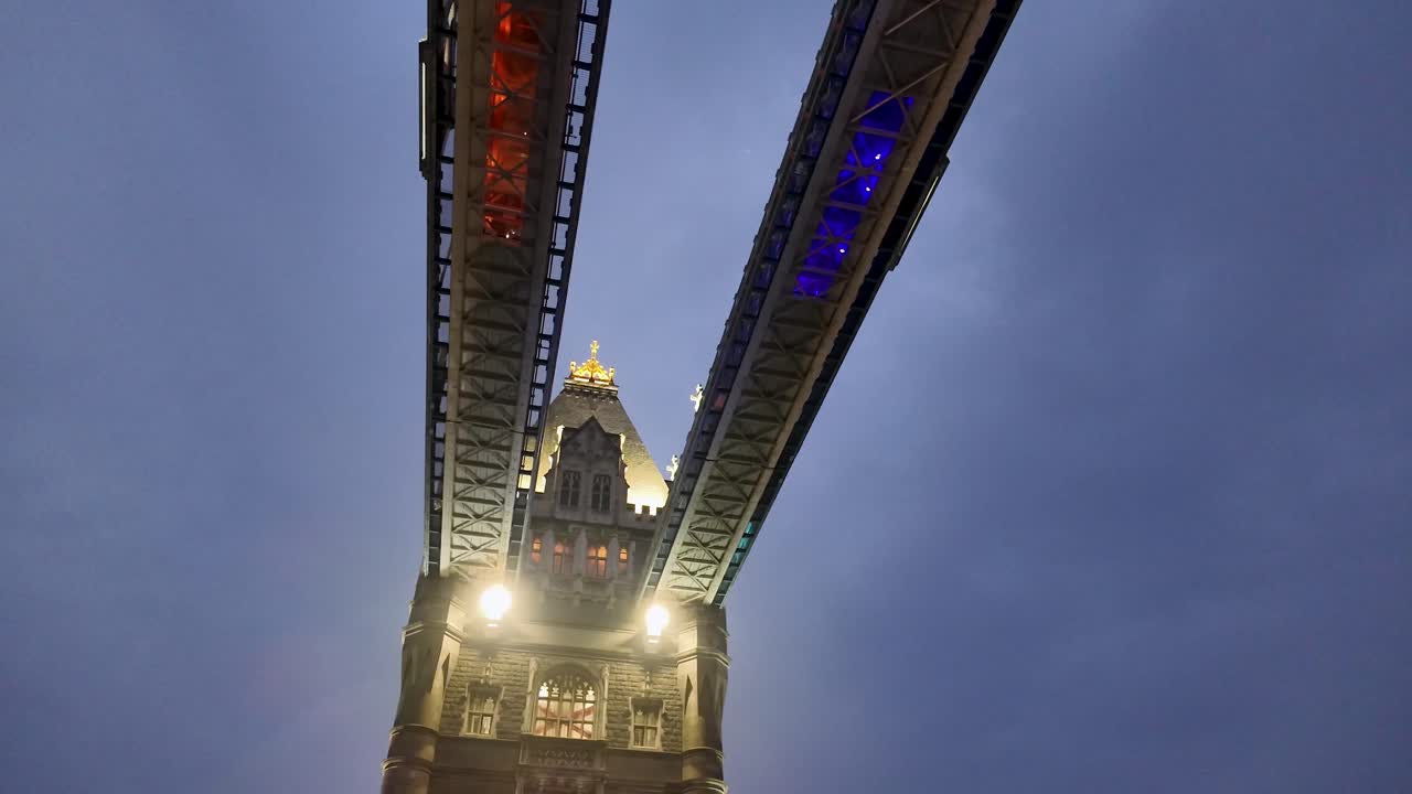 Vista cenital semiestática de una de las torres del Puente de Londres al atardecer, que captura la arquitectura vertical, el cielo espectacular y el ambiente nocturno sobre el Támesis en la capital británica.