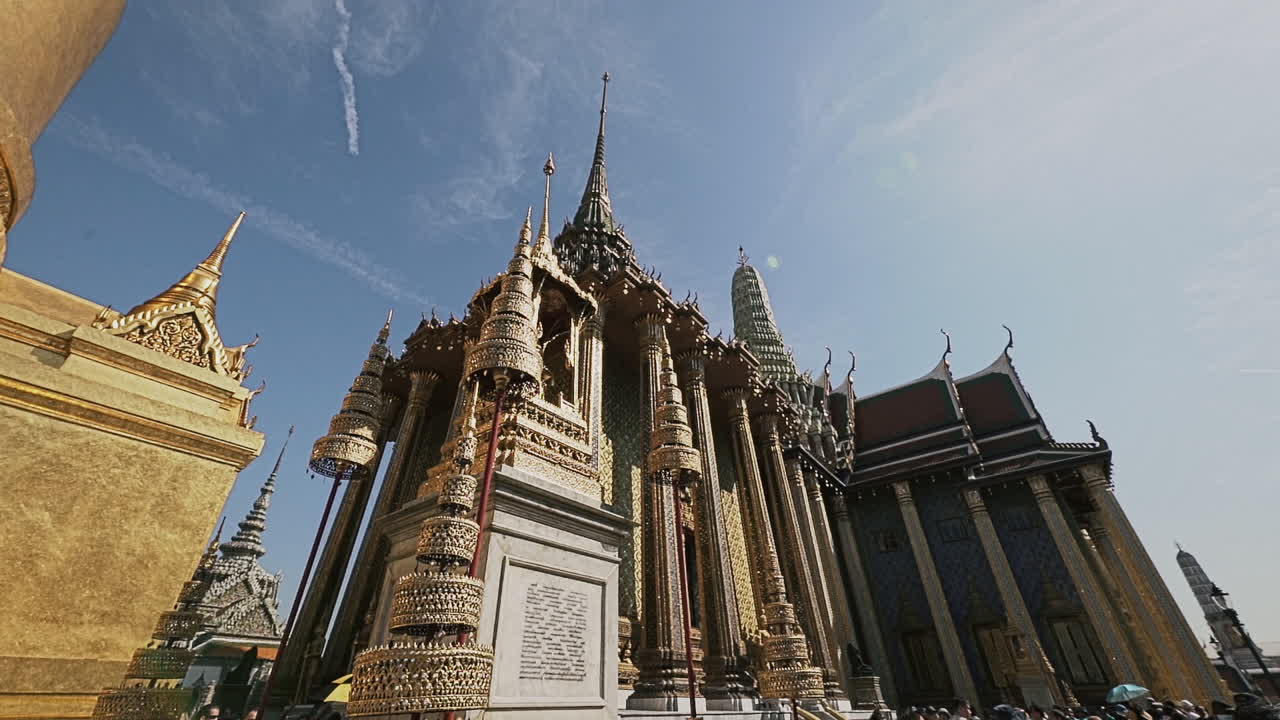 O Templo Wat Phra Kaew, comumente conhecido como Templo do Buda de Esmeralda, é o templo budista mais sagrado da Tailândia.