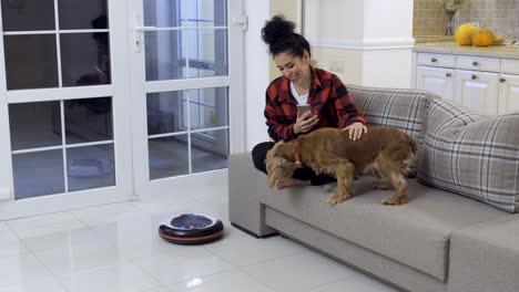 el perro asustado del robot aspirador