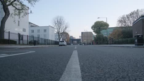 ángulo-Bajo-Calle-Vacía-Londres-Covid-19-Bloqueo