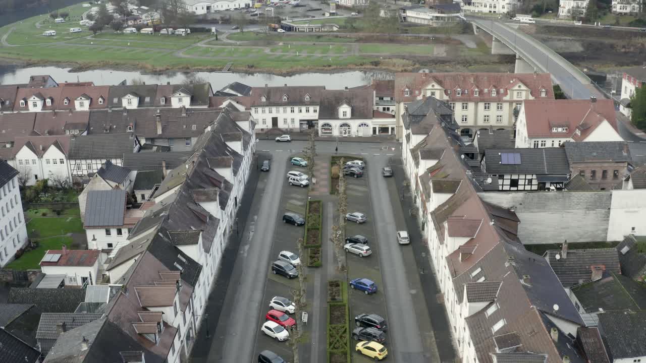 독일 북부 헤세의 홀츠민덴(holzminden)과 혹스터(höxter) 근처 베저(weser)에 위치한 바로크 양식의 스파 타운 바트 칼스하펜(bad karlshafen)