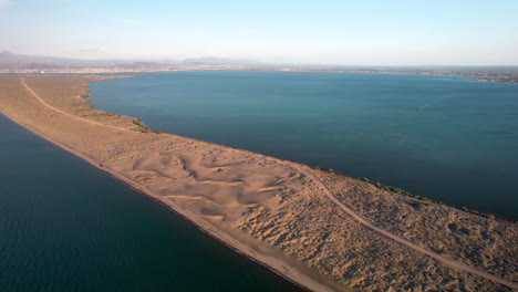 toma rotacional de drones de las dunas de mogote al atardecer en baja california sur mexico