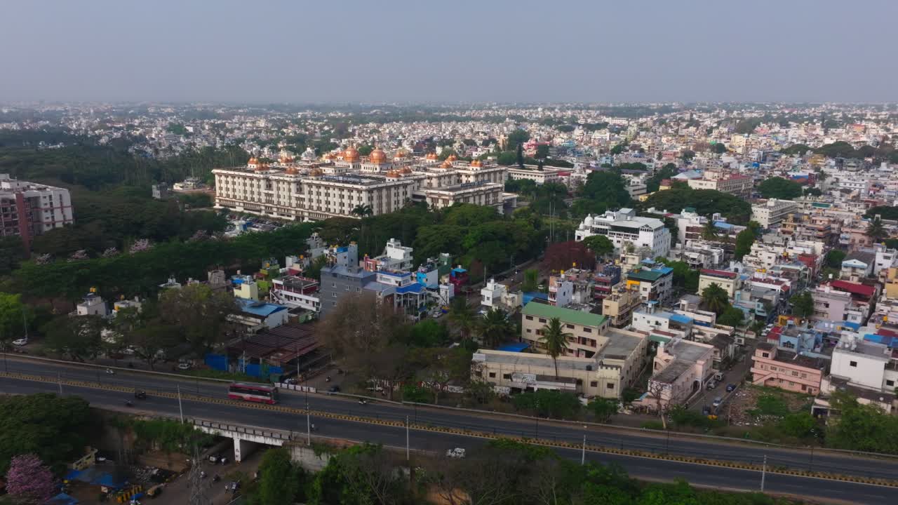 Ospedale JSS con la scuola superiore Srikanta, edifici residenziali e cavalcavia a Mysuru, Karnataka, India. Di giorno, ripresa in allontanamento, ripresa con drone, 4K.