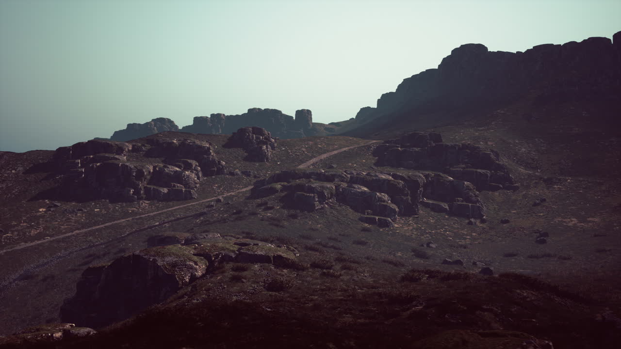 paisaje sereno de montaña con sendero sinuoso