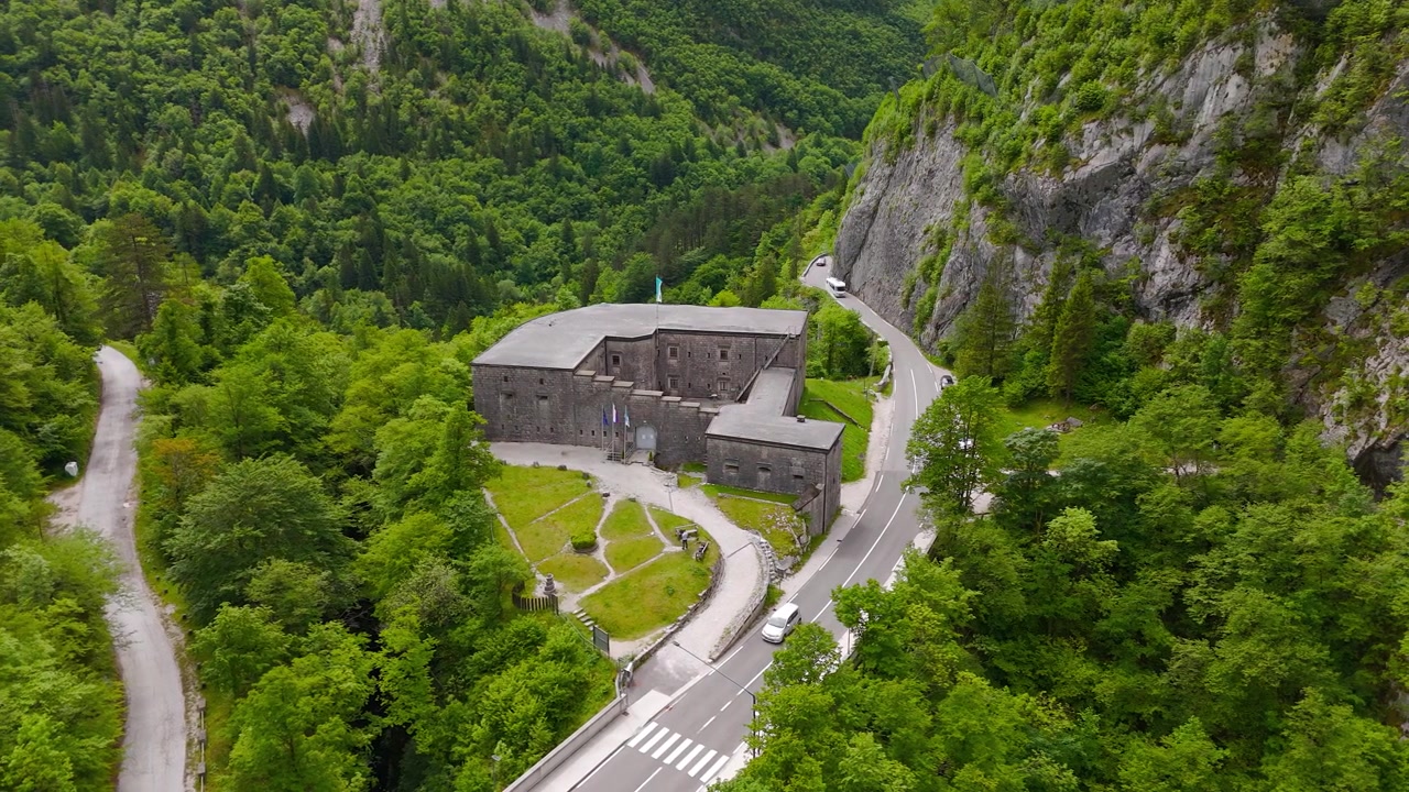 Slovenya Bovec yakınlarındaki Tarihi Kluže Kalesi'nin havadan drone görüntüleri, Julian Alpleri'nin altında, manzaralı Soča Vadisi'ne kurulmuş. Seyahat, Turizm, Kültürel Miras, Turistik Cazibe Merkezi için ideal.