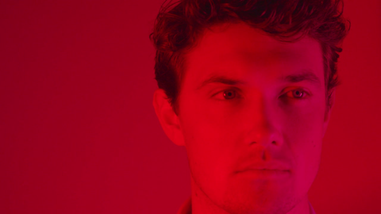 портрет мужской модели с мигающими огнями