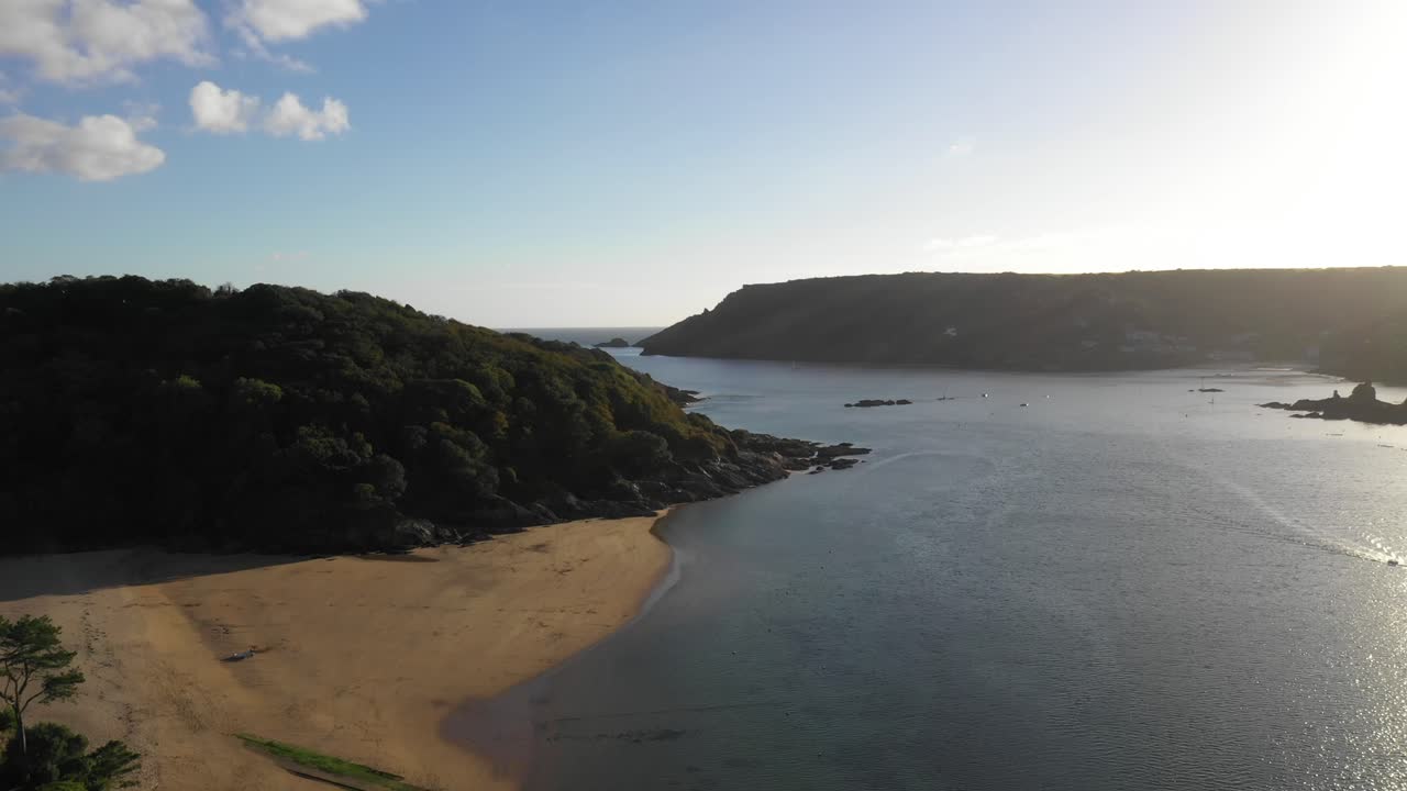 salcombe pan lento fuera de la playa devon, reino unido