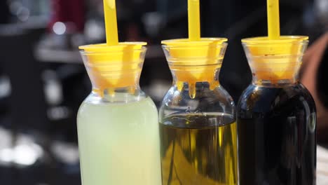 aceite de oliva, jugo de limón y vinagre balsámico