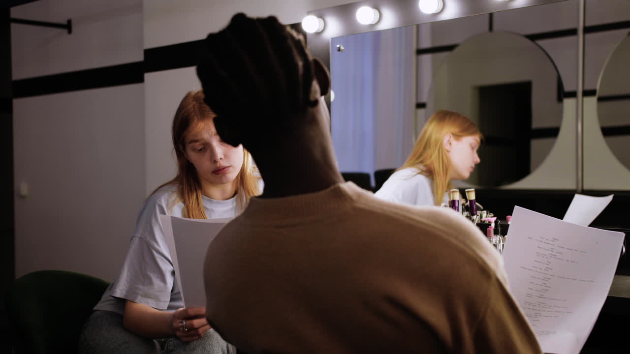 jóvenes actores practicando