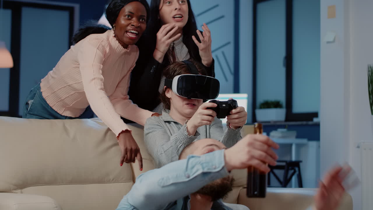 Gruppo multietnico di colleghi che utilizzano occhiali VR