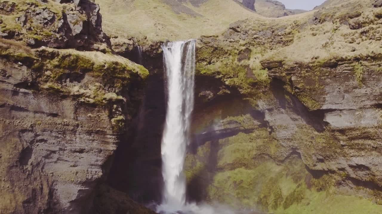cascada oculta de kvernufoss en las tierras altas de islandia, revelación de distancia aérea