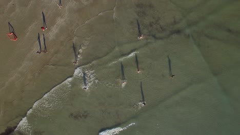 Eine-Schöne-Aussicht-Auf-Menschen-Im-Meer