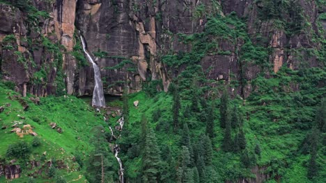 Vista-Aérea-De-La-Cascada-Jogini-En-Manali,-Himachal-Pradesh---Cascada-Jogini-Zumbante