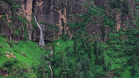 vista aérea de la cascada jogini en manali, himachal pradesh - cascada jogini zumbante