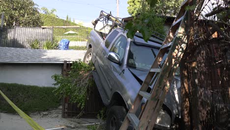 LKW-Prallt-Vom-Dach-Gegen-Einen-Baum