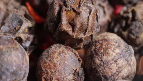 Peppercorns-or-mixture-of-peppers-spice.-Red,-white-black-and-green-hot-pepper-Super-Macro-Close-Up