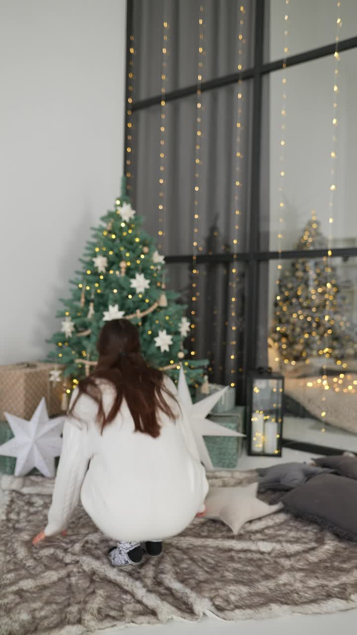 mujer en pijama disfrutando de navidad