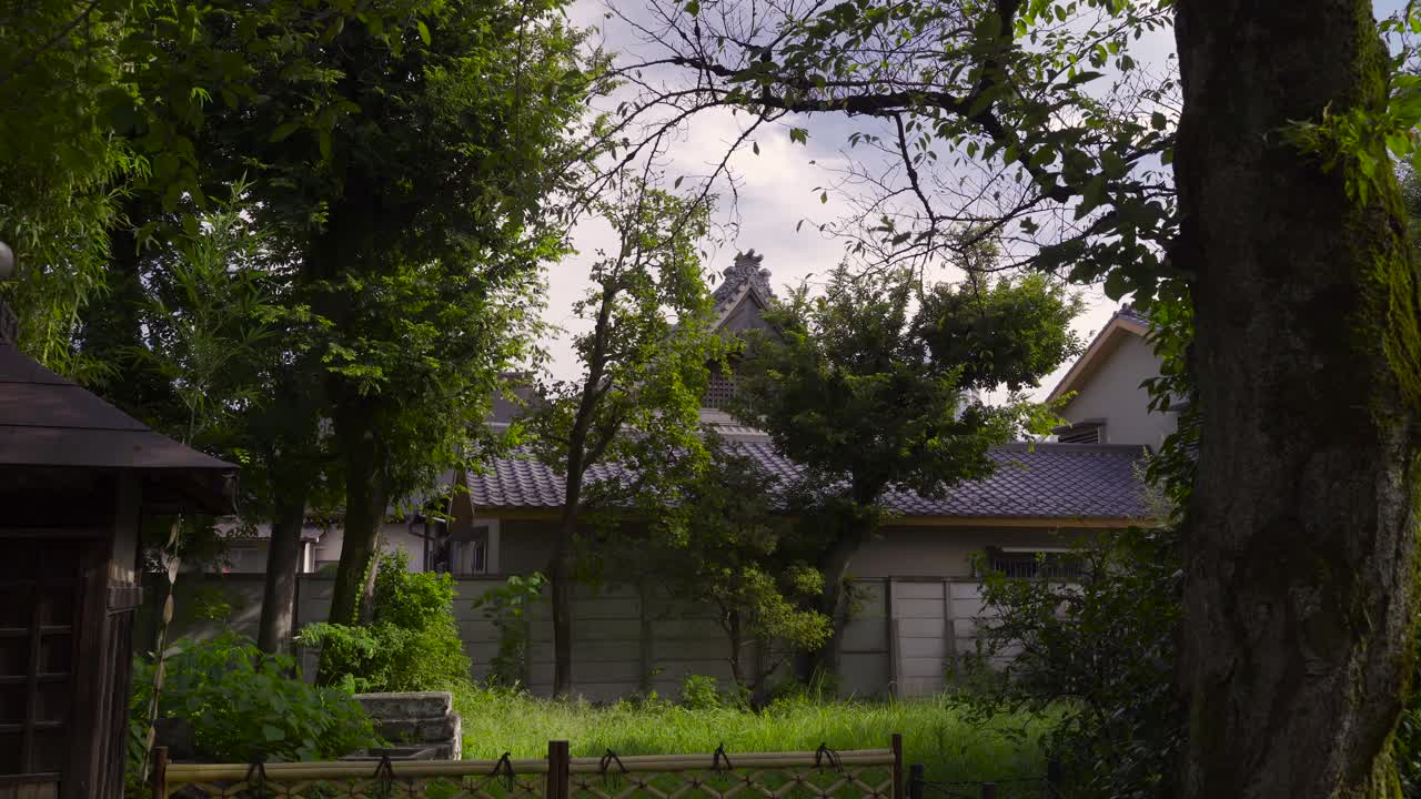 바람 부는 날 전형적인 건축 건물이 있는 일본 자연 뒷마당에 대한 오싹한 전망