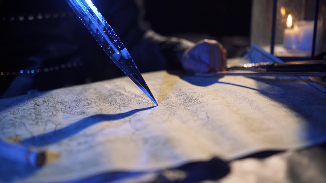 comandante trabajando en el mapa con la espada en la mano.