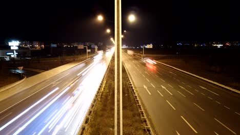 Timelapse-Y-Motionlapse-Del-Tráfico-De-La-Carretera-Por-La-Noche