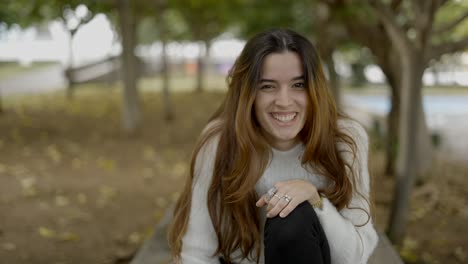 mujer sonriendo al aire libre