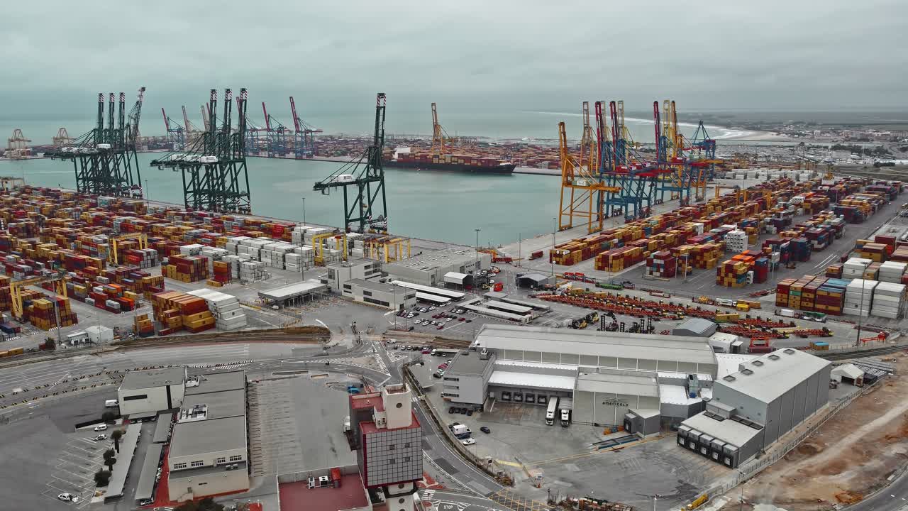 drone de muelle comercial de carga, puerto industrial con contenedores y grandes grúas