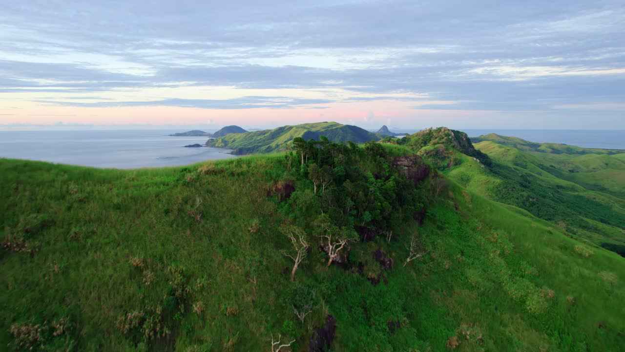 Penampakan udara pulau tropis saat senja, Pulau Nacula, Yasawa, Fiji