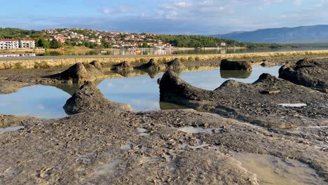 playa de barro saludable en cizici soline en la isla krk, bahía kvarner de croacia