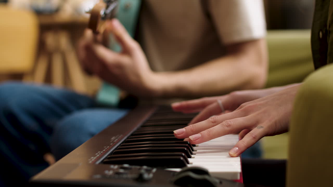 친구 들 이 함께 놀고 있다
