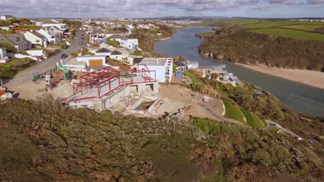 construcción de marco de acero de toma aérea con vistas a la playa en cornwall 4