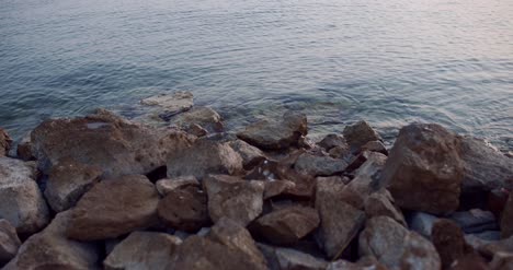 Cerca-De-Rocas-Y-Piedras-En-La-Orilla-Del-Mar-2