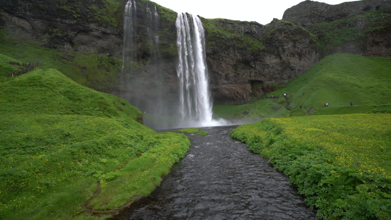 la mágica cascada de seljalandsfoss en islandia.