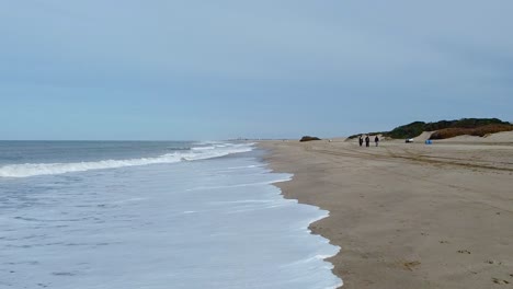 mañana tranquila a la orilla del mar en una playa abierta con un cielo azul asombroso