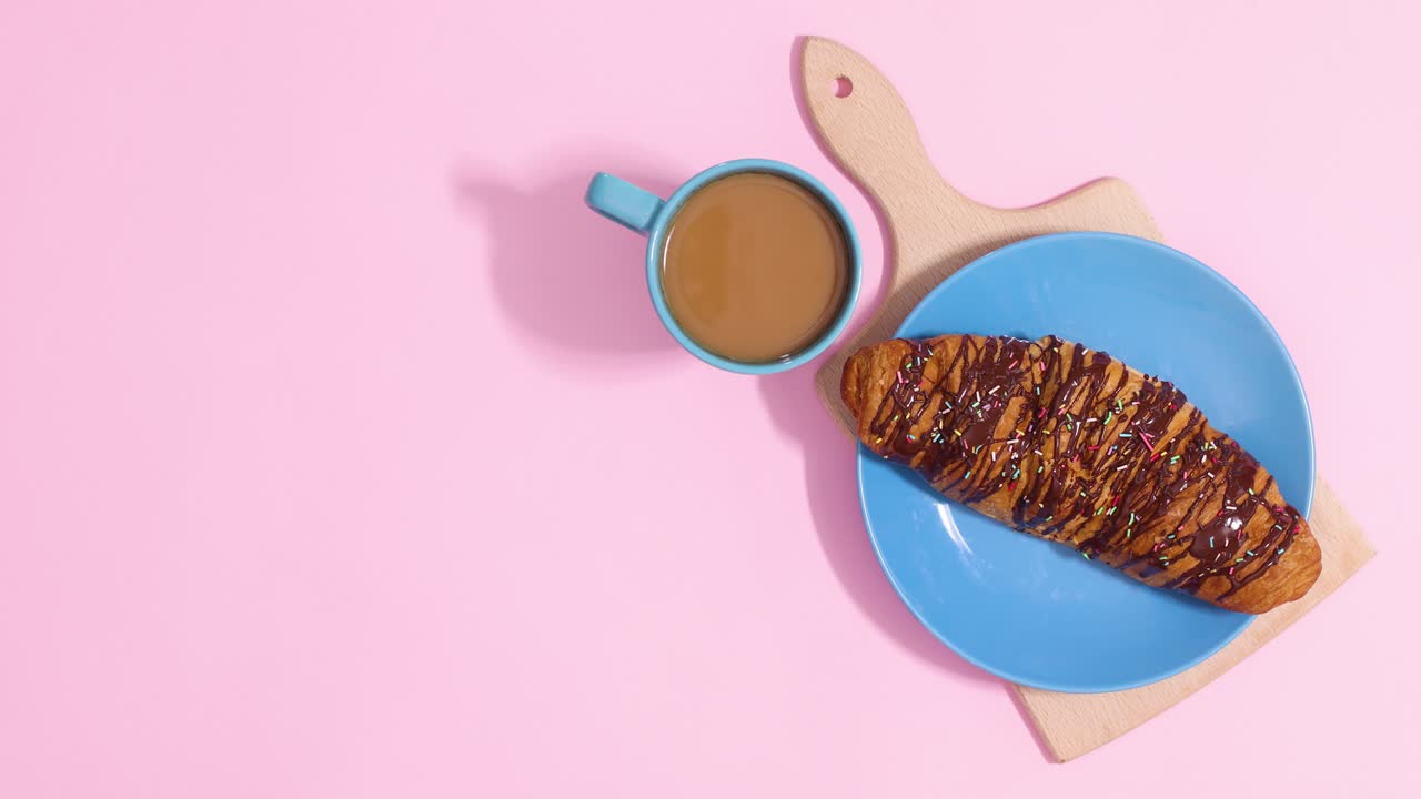 카드 노트는 초콜릿 크로아산과 커피 컵 에 있는 봉투에서 나타납니다.