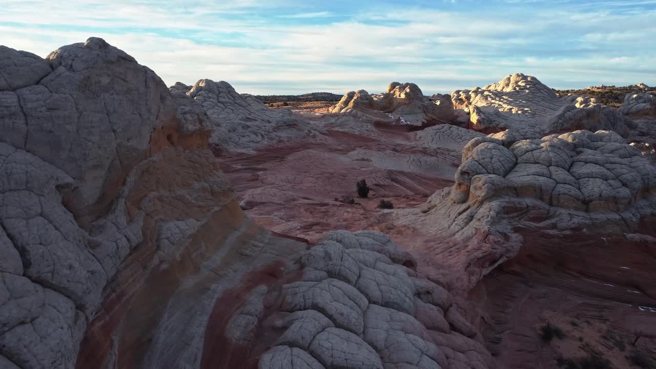 미국에서 해가 지면에 경치 좋은 절벽과 모래 사막이 있는 거친 지형
