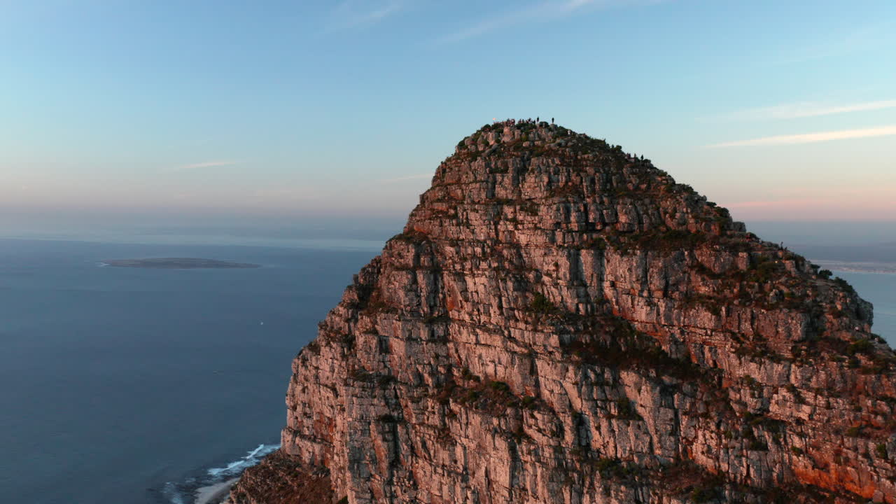 골든 아워와 사자 머리의 공중과 케이프 타운의 정상으로 가는 하이킹 사람들