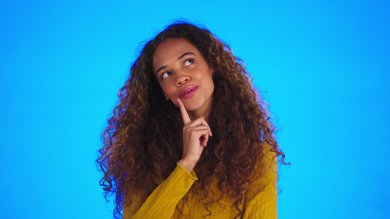 idea, pregunta y una mujer en un fondo azul