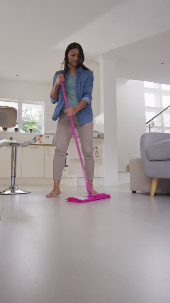 video vertical de una mujer bi-racial feliz deprimida en el suelo