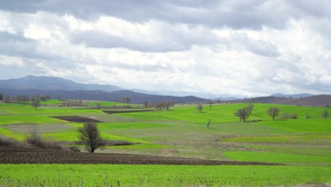 Schnell-Ziehende-Wolken-In-Den-Grünen-Feldern-Von-Grevena-In-Griechenland