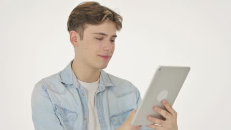 joven usando una tableta digital sobre un fondo blanco