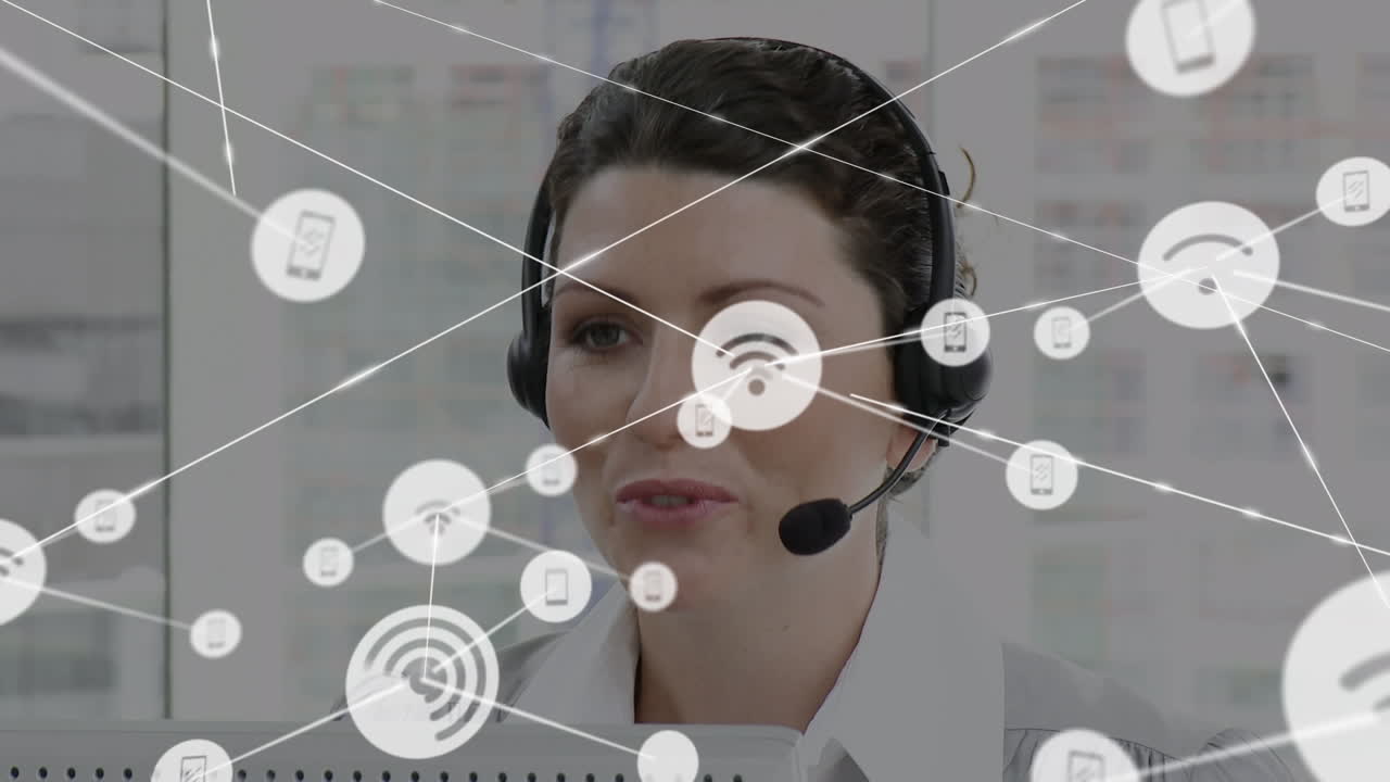 animación de una red de conexiones e iconos sobre una mujer de negocios con auriculares