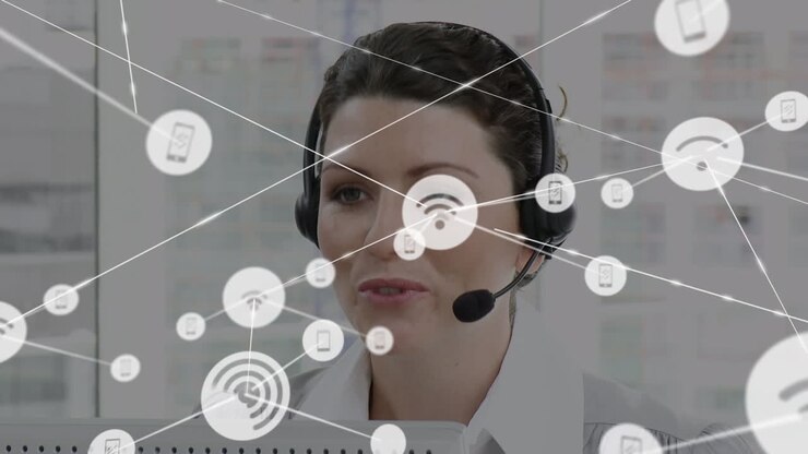 Animazione di rete di connessioni e icone su imprenditrice con auricolare