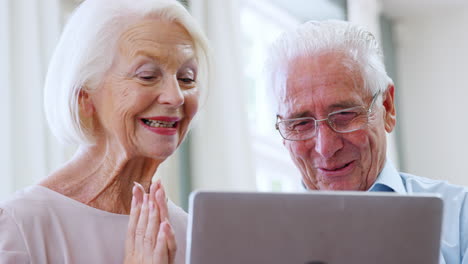 Älteres-Paar-Nutzt-Laptop,-Um-Mit-Der-Familie-Für-Einen-Videoanruf-In-Kontakt-Zu-Treten