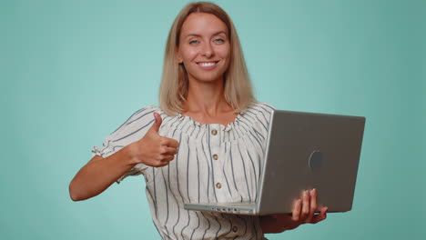 Mujer-Feliz-Trabajando-En-Línea-En-Una-Computadora-Portátil-Mostrando-El-Pulgar-Hacia-Arriba-Comentarios-Positivos-Como,-Lotería-Gana-Una-Buena-Oferta